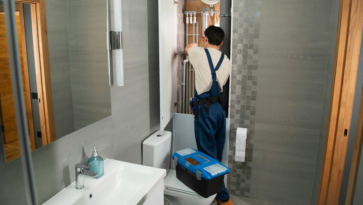 Plombier dans une salle de bain